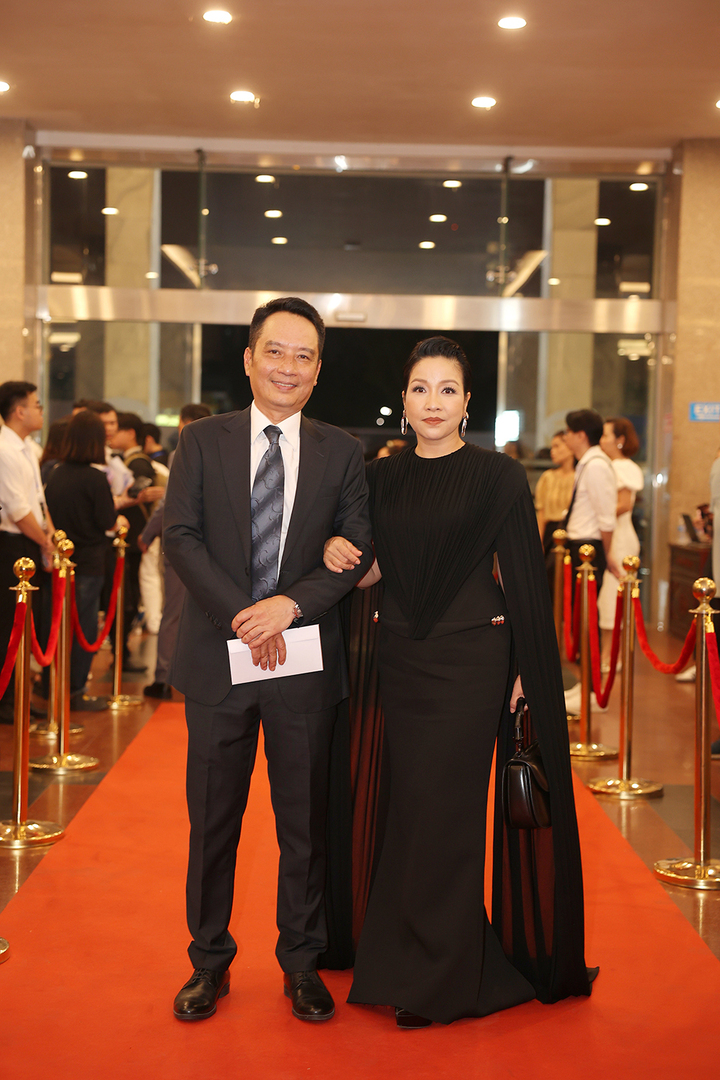 Lễ trao giải Cống hiến mùa thứ 20 diễn ra tối 15/4 tại Cung Văn hoá Lao động Hữu Nghị Việt Xô quy tụ nhiều nghệ sĩ tên tuổi của làng nhạc Việt. Xuất hiện tại thảm đỏ, vợ chồng diva Mỹ Linh - nhạc sĩ Anh Quân gây chú ý khi diện đồ đen đồng điệu, sánh đôi tình tứ.