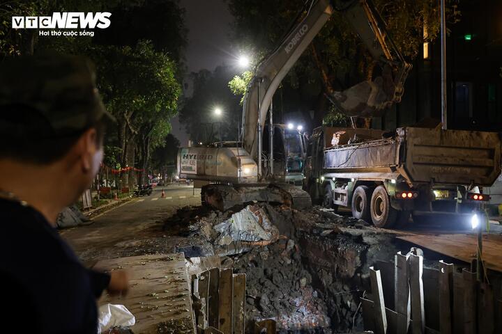Xuyên đêm thi công loạt công trình chống ngập trong lòng phố cổ Hà Nội - 20