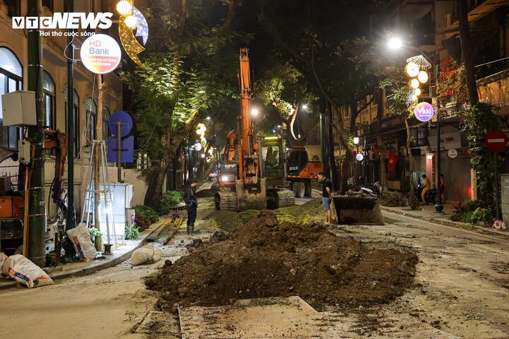Tại phố Tràng Thi, khu vực gần nút giao Quang Trung, các đơn vị thi công đang triển khai lắp đặt các tuyến cống hộp.