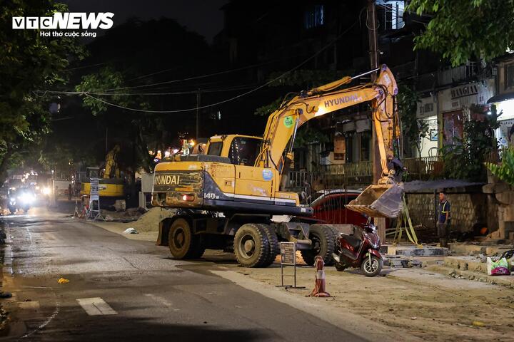 Ngoài bể ngầm chứa nước mưa khu vực Hàng Da, các dự án xây dựng hệ thống thoát nước mới tại khu phố cổ và một số khu vực nội đô cũng đang được triển khai đồng loạt, thi công xuyên đêm.