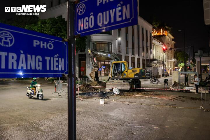 Tại nút giao Tràng Tiền – Ngô Quyền, vào 0h ngày 15/4, công tác lắp đặt đốt cống hộp cuối cùng đang được thực hiện.