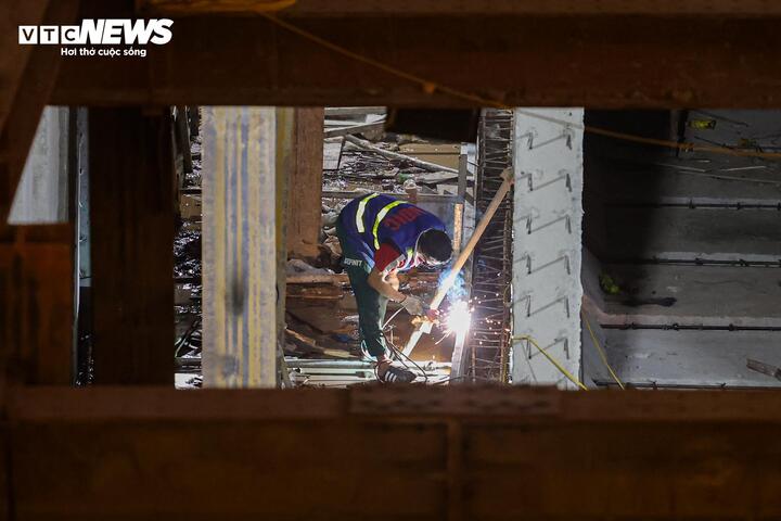 Xuyên đêm thi công loạt công trình chống ngập trong lòng phố cổ Hà Nội - 4