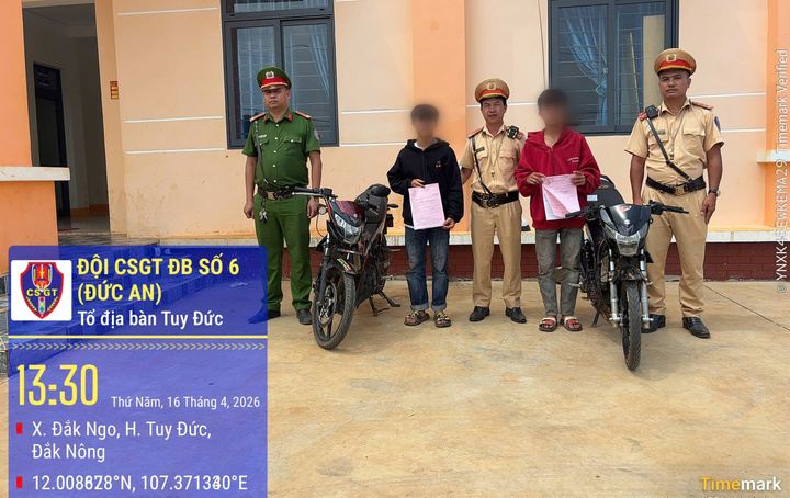 Các thanh thiếu niên cùng phương tiện của mình. Ảnh: Công an cung cấp