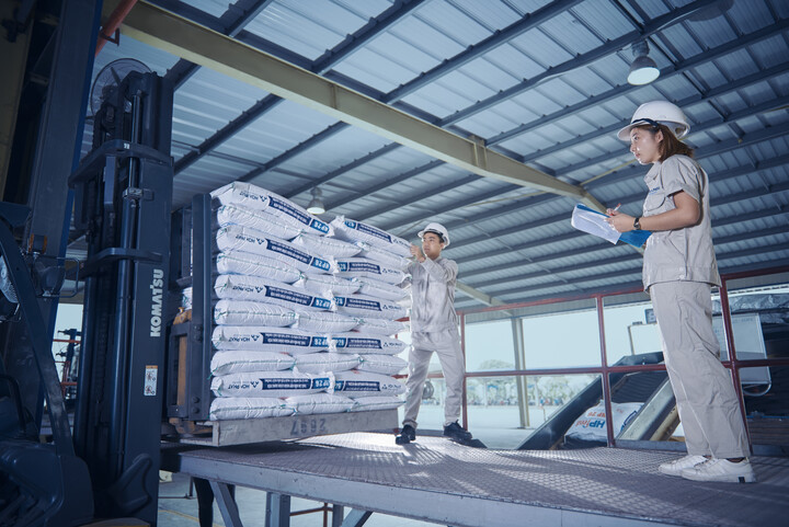 Thức ăn chăn nuôi Hòa Phát thực hiện 2 đợt điều chỉnh vào các ngày 21/3 và 8/4/2026, mỗi đợt điều chỉnh trễ hơn thị trường chung khoảng một tuần nhằm chia sẻ một phần áp lực chi phí với khách hàng.