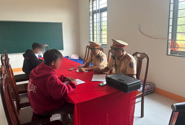 Đội Cảnh sát Giao thông đường bộ số 6 (Phòng Cảnh sát Giao thông, Công an tỉnh Lâm Đồng) làm việc với các thanh thiếu niên đua xe trái phép.