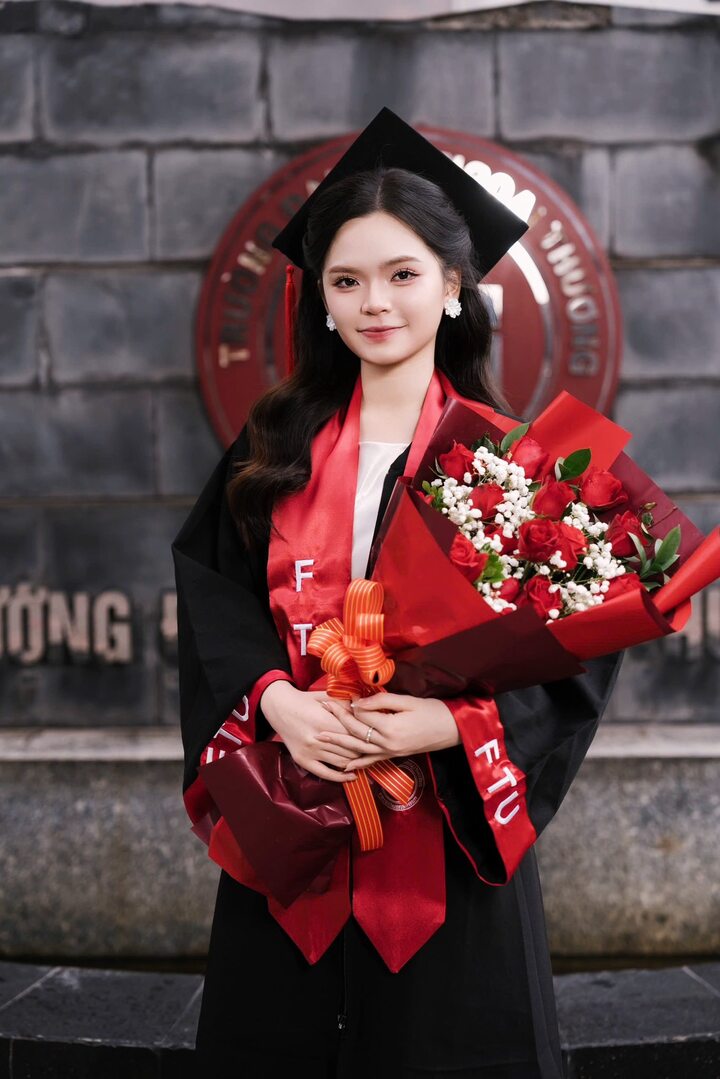 Trong suốt quá trình học tập, Trang không chỉ duy trì thành tích học thuật xuất sắc mà còn tích cực tham gia các hoạt động nghiên cứu khoa học.