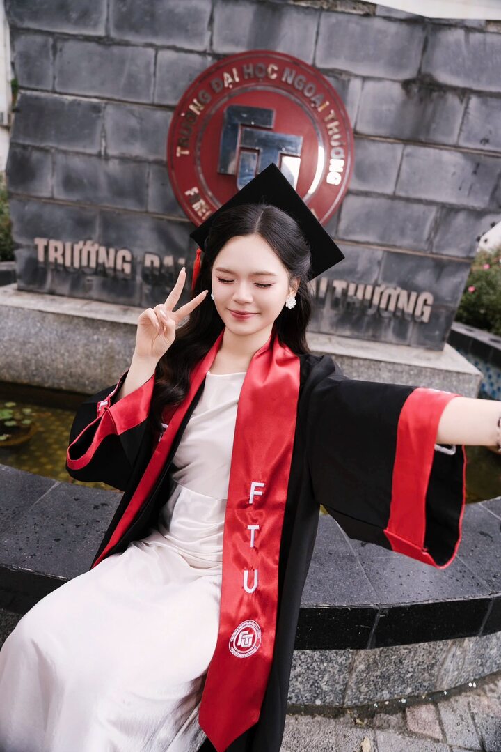 Trong quá trình học tập, Thùy Trang cũng nhận được học bổng khuyến khích học tập nhiều học kỳ loại Xuất sắc; học bổng Aeon năm học 2023-2024 và 2024-2025; học bổng Never Give Up năm học 2024-2025. Cùng với đó là danh hiệu Sinh viên 5 tốt cấp thành phố; Sinh viên 5 tốt cấp trường và Sinh viên tiêu biểu của trường năm học 2023-2024, 2024-2025.