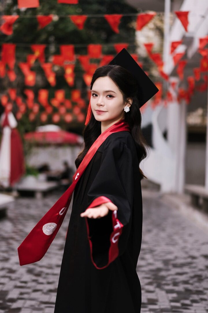 "Thành tích học tập có thể đo bằng con số, nhưng giá trị của tri thức nằm ở việc nó có thể giúp ích cho ai và tạo ra thay đổi gì", nữ sinh nói. Với nền tảng học thuật vững vàng cùng kinh nghiệm từ các dự án cộng đồng, Trang cho biết sẽ tiếp tục theo đuổi các hướng nghiên cứu và sáng kiến công nghệ có khả năng tạo ra tác động xã hội tích cực trong thời gian tới.