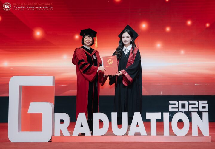 Lê Thị Thuỳ Trang nhận bằng cử nhân xuất sắc từ PSG.TS Phạm Thu Hương - Hiệu trưởng Đại học Ngoại thương hôm 5/4 vừa qua tại Hà Nội.