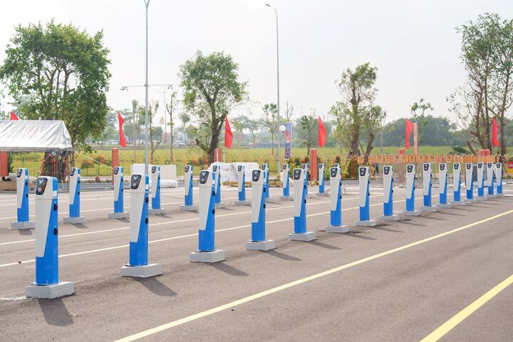 60.000 tủ đổi pin, nạp pin nhanh, chi phí nhẹ giúp xe máy điện VinFast tăng tốc - 1