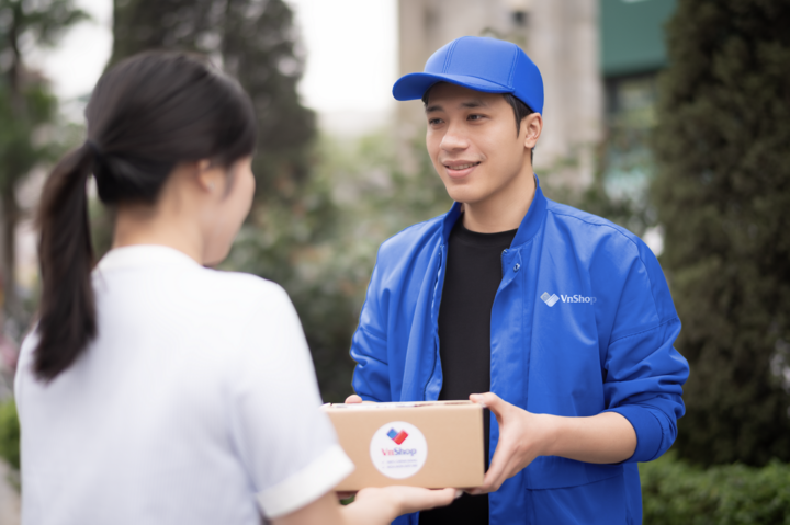 Người dùng trải nghiệm đặt hàng qua tính năng VnShop trên ứng dụng ngân hàng.