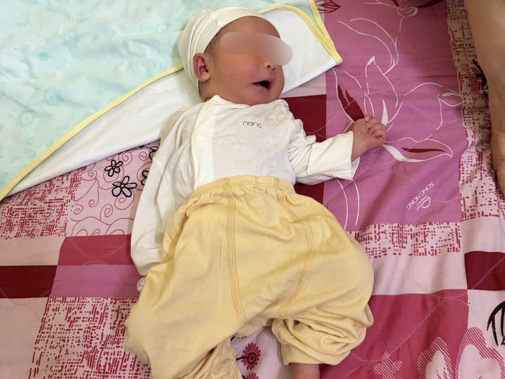 Cháu bé khoảng 5 ngày tuổi bị bỏ rơi trong khuôn viên chùa Đại Bi, tổ dân phố Thượng, phường Hạp Lĩnh, Bắc Ninh.