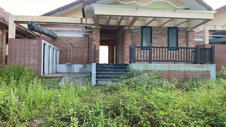 Ghi nhận tại bãi tắm Gio Hải (Quảng Trị), nhiều hạng mục kiên cố, được đầu tư bài bản, hiện đại nhưng hiện mọc đầy rêu mốc, xuống cấp, hư hại, cỏ dại mọc um tùm xung quanh sau khi bị bỏ hoang, không người chăm sóc.