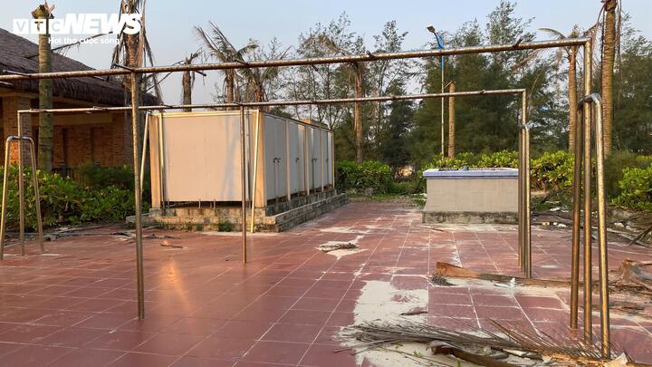 Theo tiến trình, sau khi dự án hoàn thành, Ban QLDA đầu tư xây dựng tỉnh Quảng Trị tổ chức bàn giao công trình cho UBND huyện Gio Linh (cũ) quản lý từ tháng 3/2025. Khi vận hành mô hình chính quyền địa phương 2 cấp, tháng 8 và tháng 9/2025, dự án được bàn giao về cho UBND xã Cửa Việt và UBND xã Bến Hải vào tháng 10/2025. Tuy nhiên, đến nay các công trình bãi tắm này vẫn chưa được đưa vào sử dụng.