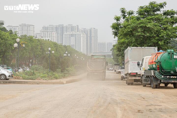 Theo đó, ban quản lý dự án, chủ đầu tư và nhà thầu phải chấp hành nghiêm các yêu cầu về an toàn, vệ sinh môi trường trong thi công; quây chắn công trường, che phủ vật liệu, áp dụng biện pháp giảm bụi, tưới nước thường xuyên. Xe vận chuyển phải che kín, vệ sinh sạch trước khi ra khỏi công trường, không để rơi vãi. Trường hợp vi phạm, các đơn vị phải hoàn toàn chịu trách nhiệm.