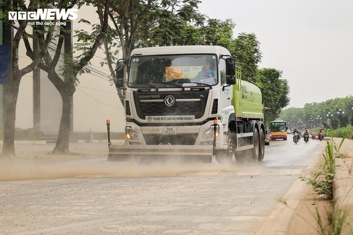 Để hạn chế, đơn vị thi công thường xuyên tưới rửa mặt đường, song thời tiết nắng nóng khiến bụi vẫn phát sinh, khó kiểm soát triệt để.