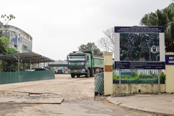 Lượng lớn xe tải đi qua hai tuyến phố này chủ yếu phục vụ dự án chống ngập khẩn cấp của TP Hà Nội và dự án hồ điều hòa Mễ Trì.