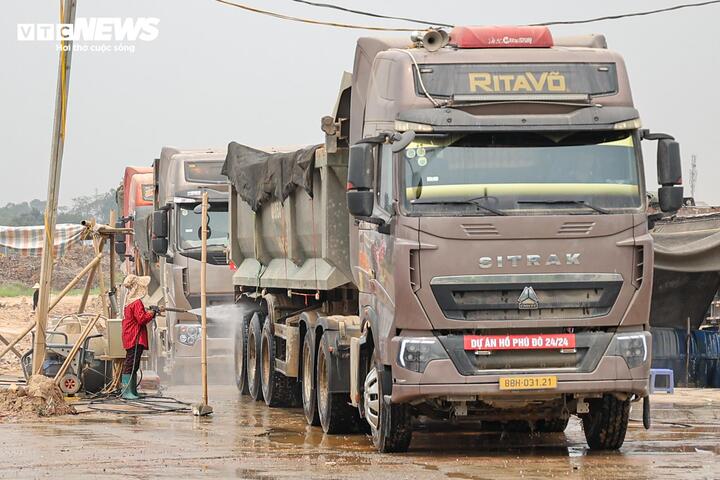 Dù các xe chở vật liệu được phun rửa trước khi ra đường, nhưng lớp bụi tích tụ lâu ngày trên mặt đường vẫn dễ bị cuốn lên khi các xe hạng nặng liên tục chạy.