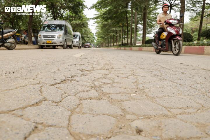 Mặt đường Tân Mỹ xuống cấp, nhiều đoạn xuất hiện “ổ trâu”, “ổ gà”.