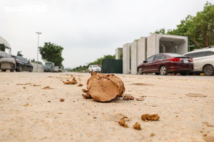 Nhiều xe công trình không che chắn cẩn thận khiến đất cát rơi vãi xuống mặt đường, gây mất vệ sinh và tiềm ẩn nguy cơ mất an toàn giao thông.