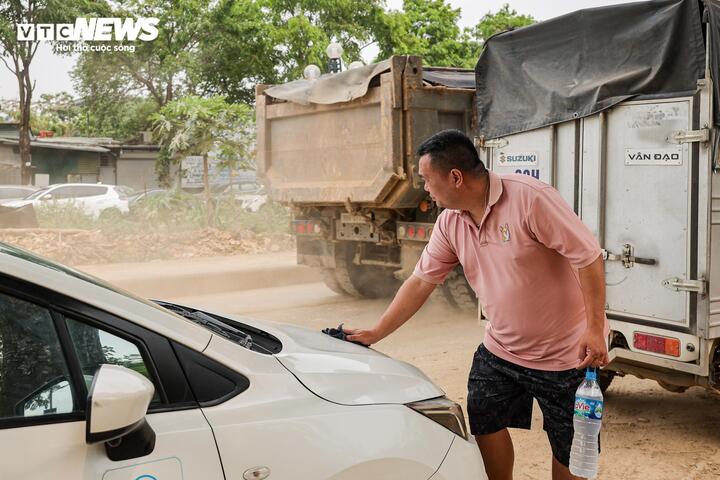Anh Đỗ Đặng Thành (tài xế công nghệ) cho biết, xe chỉ đỗ khoảng 30 phút đã bám đầy bụi. "Xe chở đất quá tải, không che chắn kỹ, làm rơi vãi ra đường, gây ô nhiễm cả khu vực. Dù hiểu công trình là cấp thiết, nhưng đơn vị thi công cần che chắn đầy đủ, đồng thời bố trí công nhân vệ sinh, dọn dẹp thường xuyên để hạn chế ảnh hưởng đến người dân", anh Thành nói.