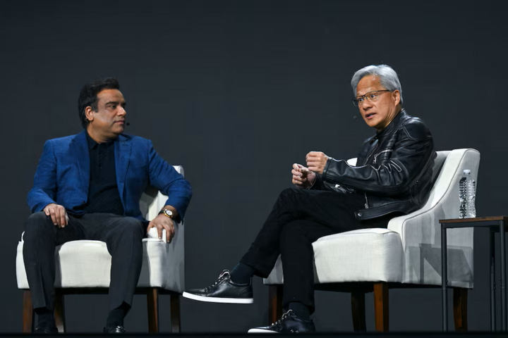 CEO Cadence Anirudh Devgan (bên trái) và CEO Nvidia Jensen Huang tại hội nghị CadenceLIVE 2026 ở Santa Clara. (Nguồn: Reuters)