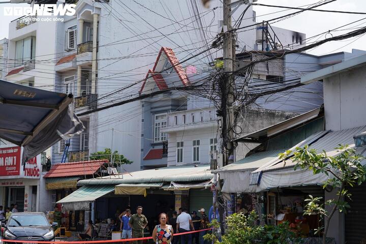 Hiện trường vụ cháy tại căn nhà trên đường Nguyễn Thị Thơi (phường Tân Thới Hiệp) khiến 2 người tử vong, 5 người bị thương.