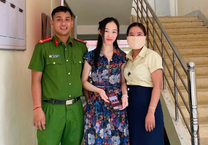 Trước sự chứng kiến của cán bộ Công an xã Hướng Hiệp, chị Trương Thị Tuyết Trinh chuyển khoản số tiền 89,91 triệu đồng cho chị Hồ Thị Thuỷ. (Ảnh: Công an xã Hướng Hiệp)