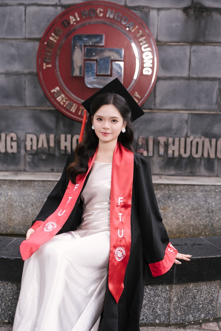 Lê Thị Thùy Trang, sinh năm 2004, sinh viên khóa 61 ngành Quản trị Kinh doanh - Trường Đại học Ngoại thương, khép lại hành trình đại học với kết quả học tập ấn tượng: điểm trung bình tích lũy 3.98/4.0 và điểm rèn luyện 99/100.