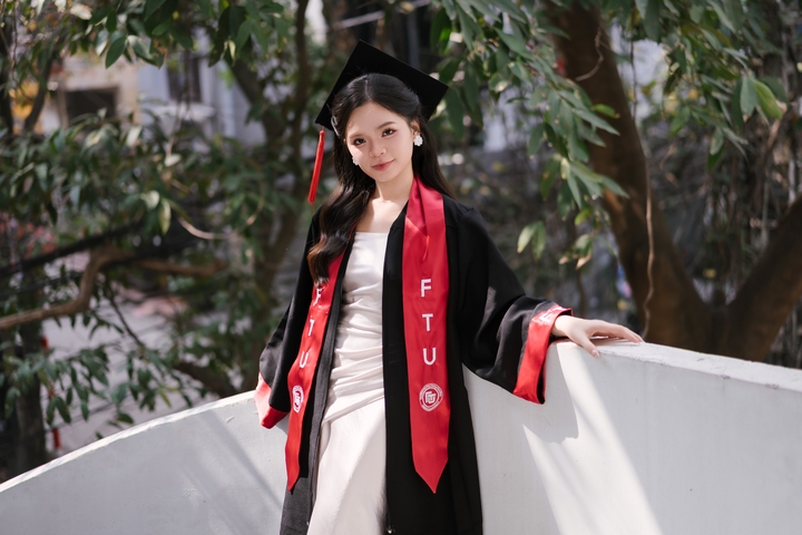 Đối với Trang, nghiên cứu khoa học không chỉ là yêu cầu học thuật mà còn là cách để đào sâu những vấn đề thực tiễn. “Với em, nghiên cứu không chỉ là viết một bài báo. Điều quan trọng hơn là tìm ra câu hỏi đúng và kiên nhẫn đi đến tận cùng câu trả lời”, Trang chia sẻ.