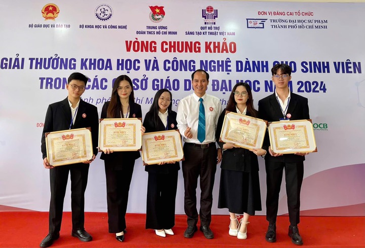 Trang tham gia phát triển nền tảng học tập cho học sinh khiếm thị. Từ trải nghiệm tham gia dạy học tình nguyện cho học sinh khiếm thị, nữ sinh nhận thấy tài liệu chữ nổi chưa phổ biến, chi phí chuyển đổi từ tài liệu thông thường sang chữ Braille khá cao, trong khi quá trình ghi chép bằng chữ nổi đòi hỏi nhiều thời gian và công sức.