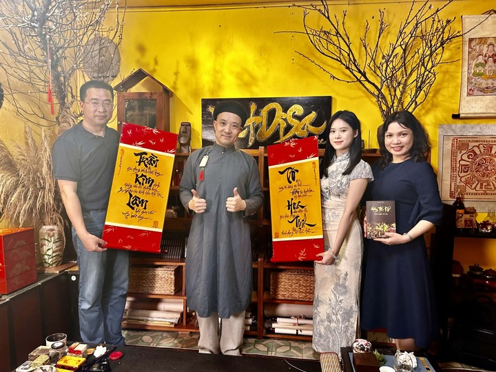 Hai vị khách Trung Quốc được tặng món quà thư pháp bằng tiếng Việt