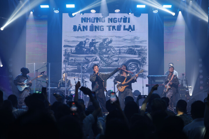 Picker Band theo đuổi hình ảnh “những người đàn ông trở lại”.