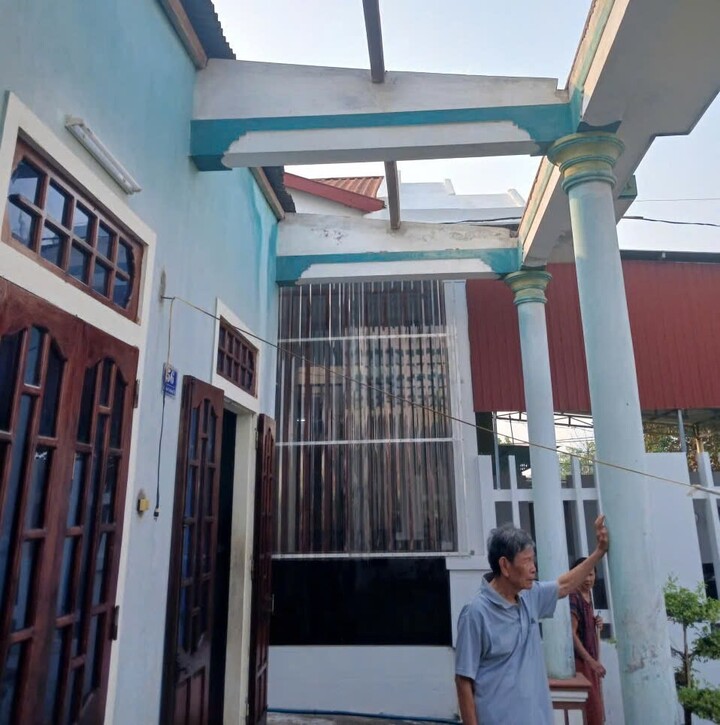 Nhà dân bị tốc mái