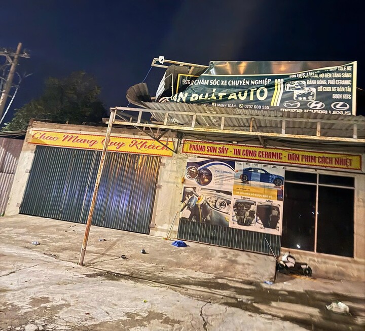 Hàng quán ở xã Lao Bảo bị gió lốc làm hư hỏng.