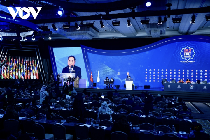 Theo Chủ tịch Quốc hội Trần Thanh Mẫn, công nghệ đột phá như trí tuệ nhân tạo (AI) tuy đem lại nhiều cơ hội phát triển, song lại đặt ra yêu cầu mới trong quản lý, quản trị.