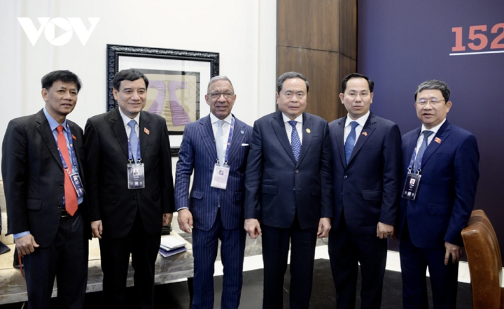 Chủ tịch Quốc hội Trần Thanh Mẫn cùng các đại biểu bên lề hội nghị.