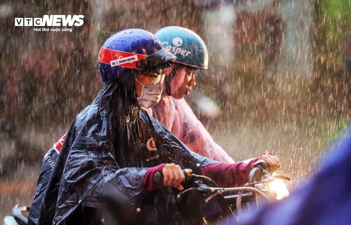 Không khí lạnh yếu sắp tác động đến thời tiết miền Bắc gây mưa rào và dông, cục bộ mưa to, nguy cơ xảy ra lốc, sét, mưa đá và gió giật mạnh. (Ảnh minh hoạ)