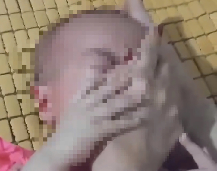 Bà T. bóp mũi con gái gây bức xúc dư luận (ảnh cắt từ clip)