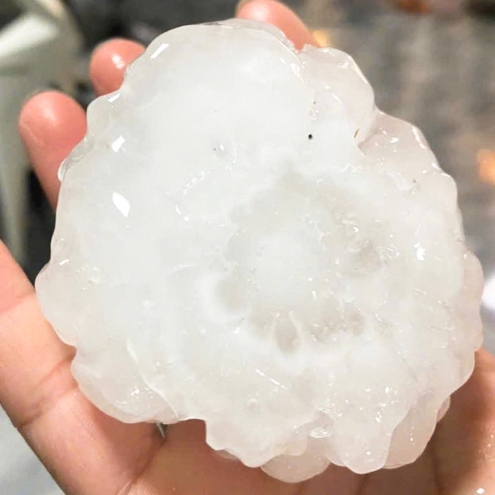 Mưa đá to như quả trứng gà xuất hiện tại xã Bắc Hà, Lào Cai vào rạng sáng 16/4. (Ảnh: N.N.)