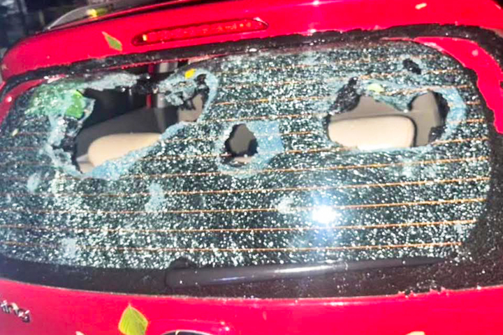 Mưa đá gây vỡ kính ô tô. (Ảnh: H.N.)