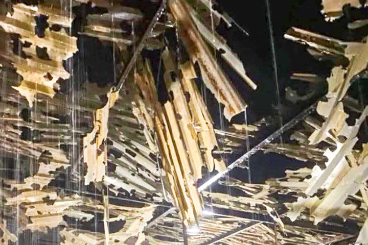 Mưa đá to như quả trứng dội xuống Lào Cai, xuyên thủng mái nhà, vỡ kính ô tô - 3