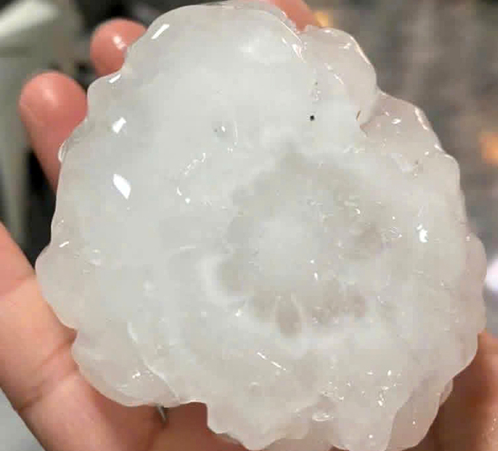 Mưa đá kích thước lớn trút xuống Lào Cai. (Ảnh: Cổng thông tin điện tử tỉnh Lào Cai)