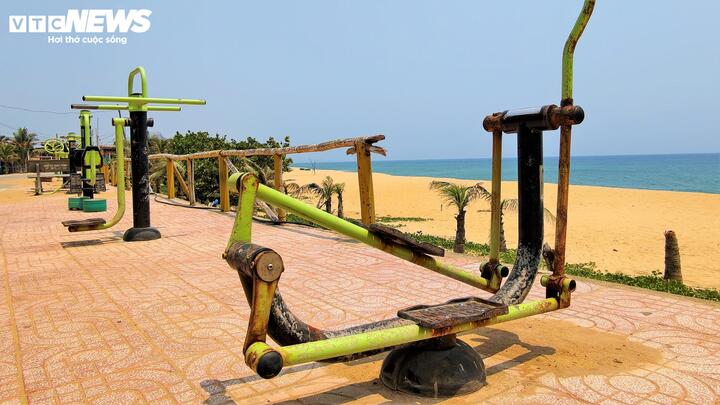 "Không được địa phương định hướng nên cơ sở vật chật đã đầu tư bị xuống cấp, khách du lịch không còn ghé tới, khiến chủ của các cơ sở kinh doanh ăn uống đầu tư nhiều tiền cũng bị phá sản, phụ nữ nghèo làng chài mất nguồn thu nhập lại đi vá lưới thuê", ông M. buồn bã.