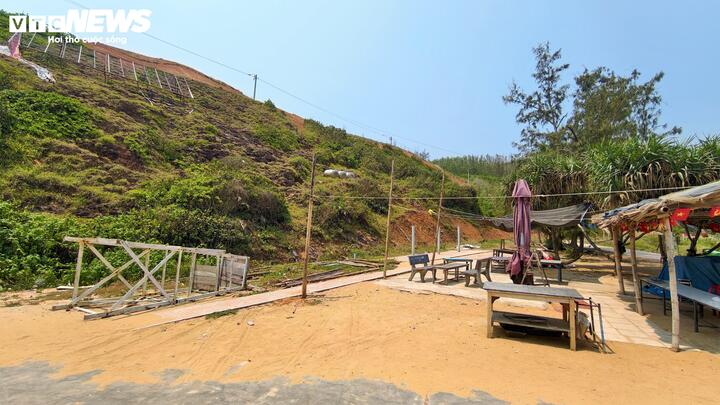 Ông N.V.M (56 tuổi), một hộ dân được địa phương tạo điều kiện buôn bán tại Mũi Gành - Hoài Hải cho biết, từ sau cơn bão số 13 đến nay, dự án du lịch cộng đồng xóa đói giảm nghèo này ngưng hoạt động, những người dân nghèo được buôn bán trước kia đều đi kiếm việc làm khác.