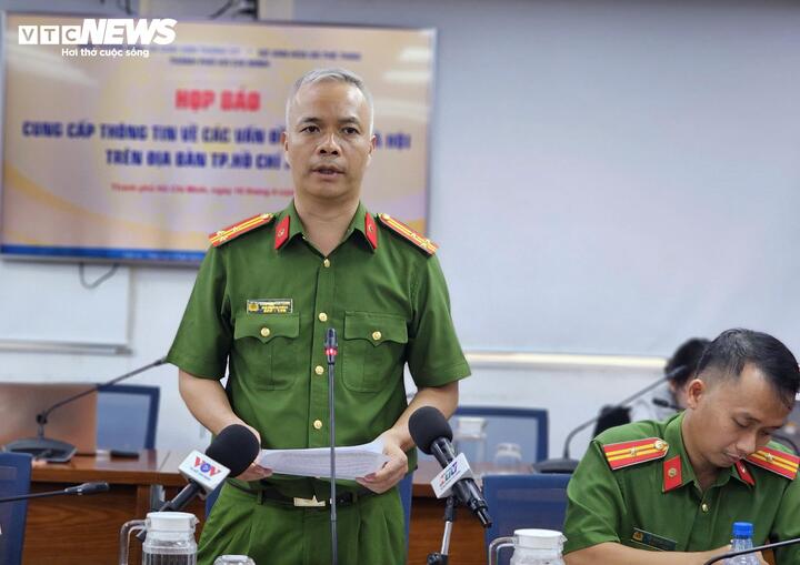 Thượng tá Nguyễn Văn Tùng, Phó Trưởng Phòng PC07, Công an TP.HCM thông tin tại họp báo chiều 16/4.