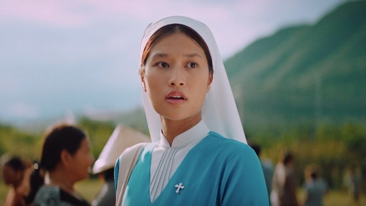 Hoa hậu Đoàn Thiên Ân là cái tên được chú ý khi đóng chính trong phim điện ảnh "Hẹn em ngày nhật thực" vừa đạt mốc 100 tỷ đồng. Người đẹp ghi điểm bởi lối diễn xuất mộc mạc, không gồng cứng.