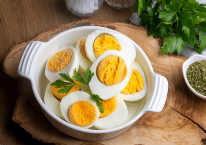 Ăn trứng là một thói quen đơn giản, ít tốn kém nhưng có tác dụng lâu dài với sức khoẻ người cao tuổi (Ảnh: Shutterstock)