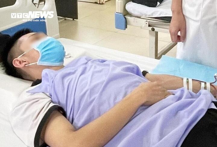 Nam sinh chạy thận định kỳ 3 lần/tuần tại bệnh viện. (Ảnh: Như Loan)