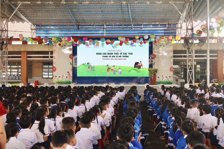 Không khí hào hứng của chương trình tại trường Tiểu học Bình Hoà.